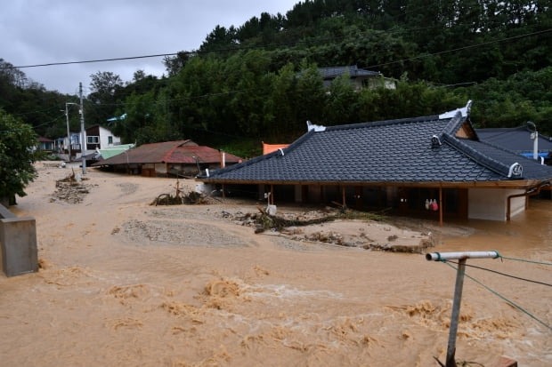 3일 제18호 태풍 '미탁'의 영향으로 강원 삼척에 400㎜ 이상의 폭우가 쏟아진 가운데 원덕읍 갈남리 일명 신남마을이 토사가 밀려오고 물에 잠겨 아수라장이 됐다. /사진=연합뉴스