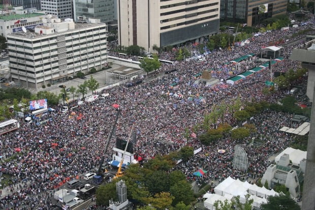 지난 3일 오후 서울 정부서울청사에서 바라본 광화문광장 주변이 자유한국당 관계자와 범보수단체 등이 각각 개최한 집회로 시민들이 가득 차 있다.(사진=연합뉴스)