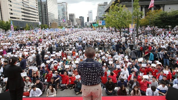 황교안  자유한국당 대표가 지난 3일 오후 서울 광화문 세종문화회관 앞에서 열린 '문재인 정권의 헌정유린 중단과 위선자 조국 파면 촉구 광화문 규탄대회'에서 발언하는 모습. 사진=연합뉴스