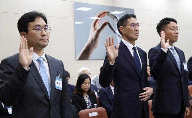 4일 국회에서 열린 과학기술정보방송통신위원회 방송통신위원회 국정감사에서 정기현 페이스북코리아 대표(왼쪽부터), 존리 구글코리아 대표, 윤구 애플코리아 대표가 증인선서를 하고 있다.(사진=연합뉴스)