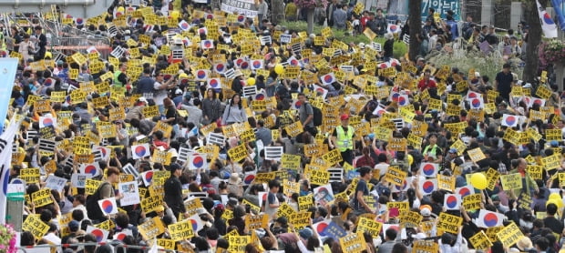 5일 오후 서울 서초구 서울중앙지검 앞에서 검찰개혁 촛불 문화제 참가자들이 사전집회를 하고 있다. /사진=연합뉴스