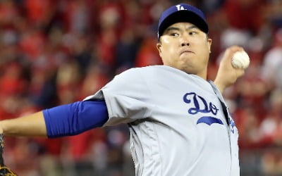 류현진, PS 통산 3승…다저스, NLCS 진출 1승 남았다