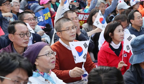 황교안 자유한국당 대표와 나경원 원내대표가 9일 오후 서울 광화문광장에서 범보수단체 주최로 열린 조국 법무부 장관 사퇴 촉구 집회에 참가하고 있다. 연합뉴스