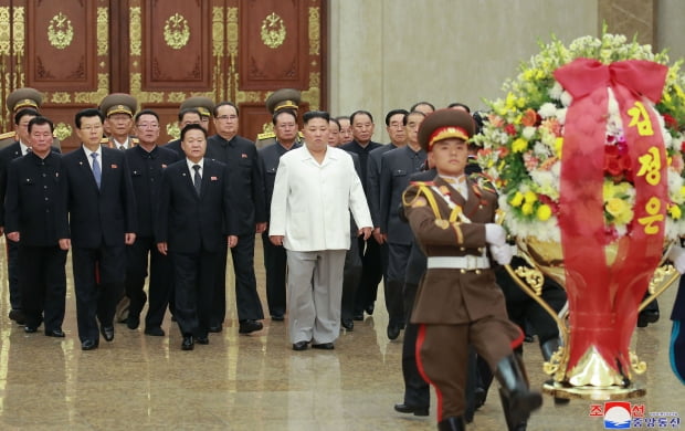 금수산태양궁전 참배하는 김정은 국무위원장. 사진=연합뉴스