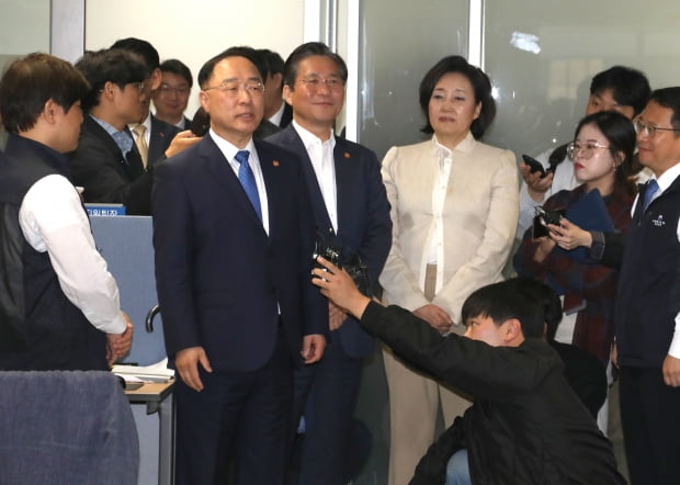 홍남기 "주52시간 보완책 10월 발표…부처 간 협의 진행"