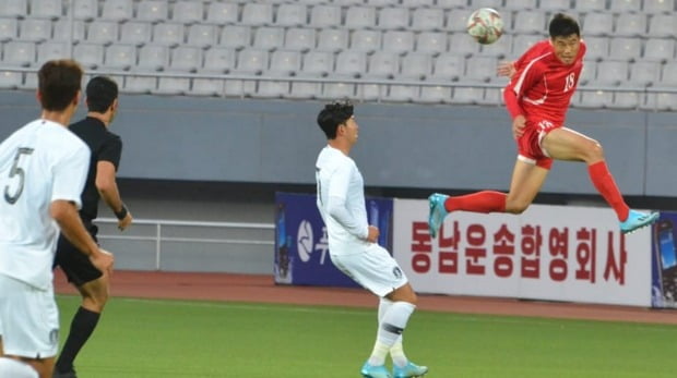 15일 북한 평양 김일성 경기장에서 열린  대한민국과 북한과 월드컵 아시아지역 2차 예선 H조 3차전 경기에서 북한 리영철(18번)이 헤딩하고 있다. 옆은 손흥민.  파울루 벤투 감독이 이끄는 축구 대표팀은 원정에서 접전 끝에 0-0 무승부를 거뒀.  [AFC 제공]사진=연합뉴스