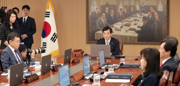 이주열 한국은행 총재가 16일 오전 서울 중구 한국은행에서 금융통화위원회의를 주재하고 있다. 