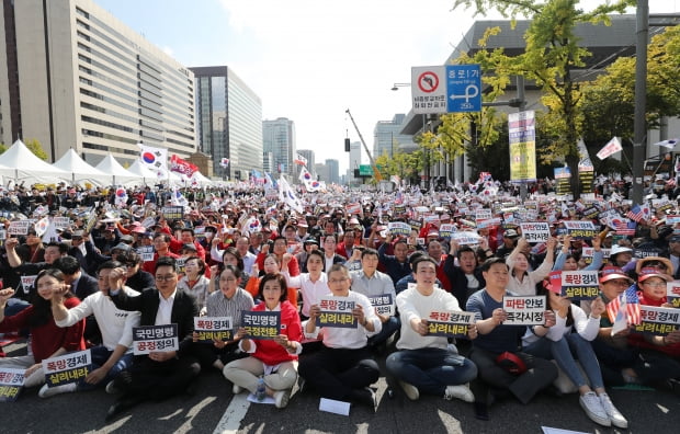 19일 오후 서울 광화문광장에서 열린 자유한국당 '국정대전환 촉구 국민보고대회'에서 황교안 당대표, 나경원 원내대표를 비롯한 자유한국당 당원들이 구호를 외치고 있다. /사진=연합뉴스