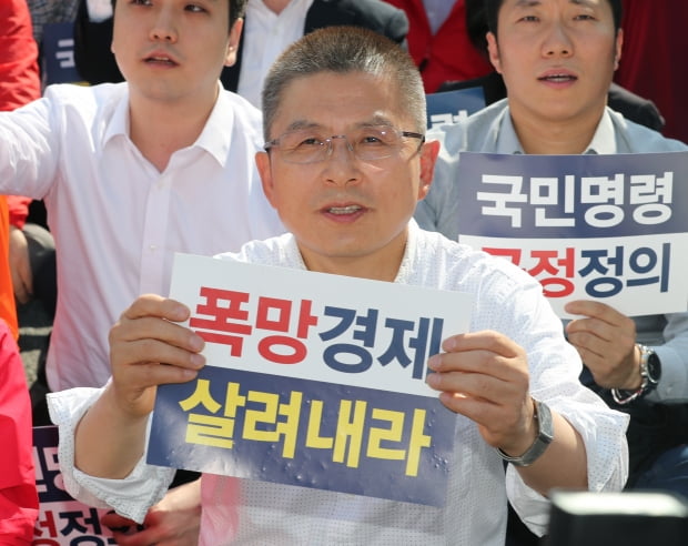 자유한국당 황교안 당대표가 19일 오후 서울 광화문광장에서 열린 자유한국당 '국정대전환 촉구 국민보고대회'에서 구호를 외치고 있다.  /사진=연합뉴스