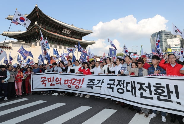 자유한국당 황교안 당대표, 나경원 원내대표를 비롯한 당원들이 19일 오후 서울 광화문광장에서 열린 자유한국당 '국정대전환 촉구 국민보고대회'를 마치고 청와대로 행진하고 있다.  /사진=연합뉴스