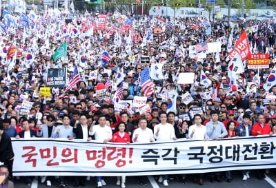 [종합]조국 사태에 '文 지지율 폭락'…여의도 촛불집회 vs 광화문 규탄집회 양측 결집