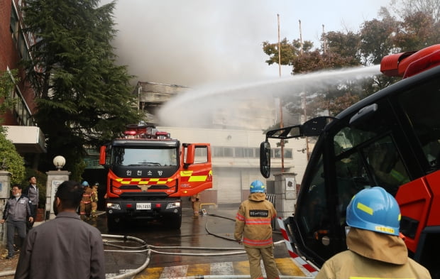  21일 오전 11시 51분께 인천시 남동구 고잔동 한 자동차 부품 제조공장에서 불이 나 소방당국이 진화 중이다. 불은 공장 내부에서 시작된 것으로 알려졌으며 인명피해는 현재 소방당국이 확인 중이다. 사진은 화재 현장 모습. /사진=연합뉴스