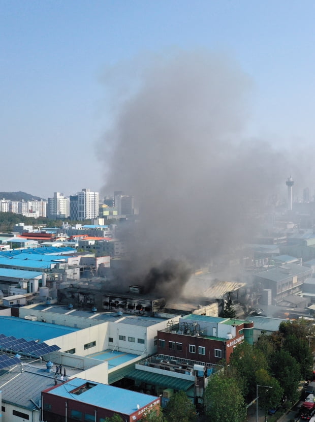  21일 오전 11시 51분께 인천시 남동구 고잔동 한 자동차 부품 제조공장에서 불이 나 소방당국이 진화 중이다. 불은 공장 내부에서 시작된 것으로 알려졌으며 인명피해는 현재 소방당국이 확인 중이다. 사진은 화재 현장 모습. /사진=연합뉴스