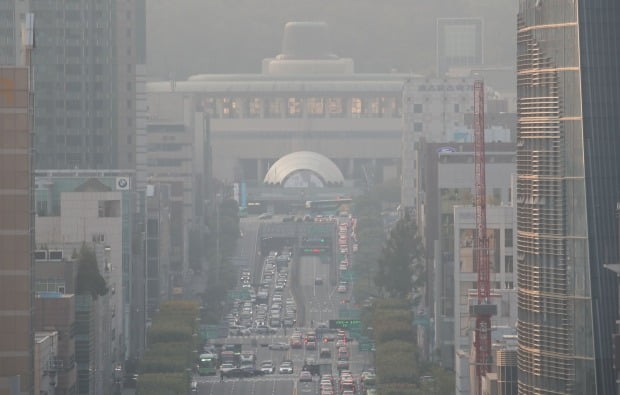 초미세먼지 농도가 '나쁨'으로 예보된 22일 오전 서초동 일대가 뿌옇게 보인다.(사진=연합뉴스)