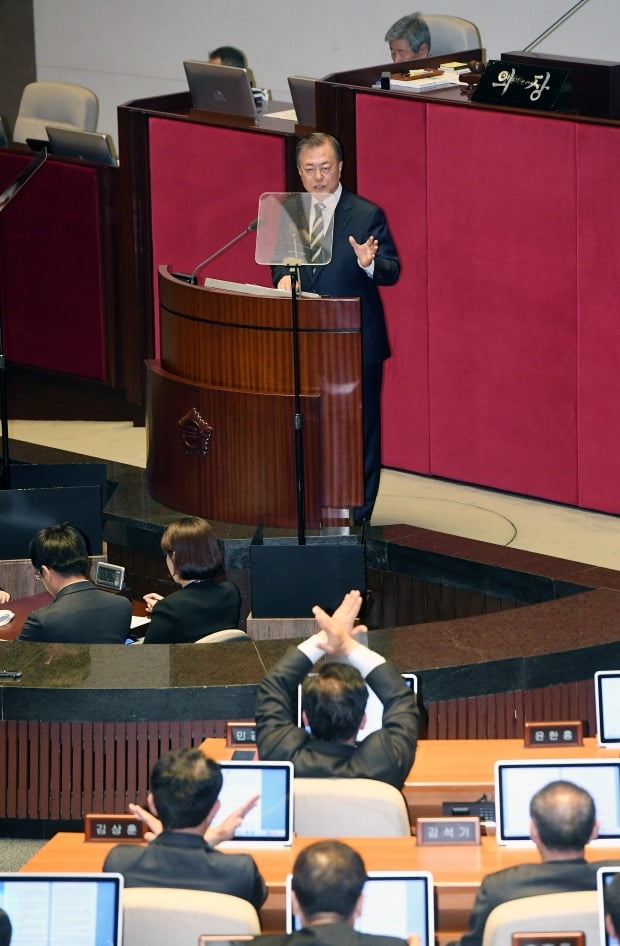 22일 오전 국회 본회의장에서 자유한국당 민경욱 의원등이 문재인 대통령의 공수처 관련 발언을 들으며 엑스표를 그리고 있다.  (사진=연합뉴스)