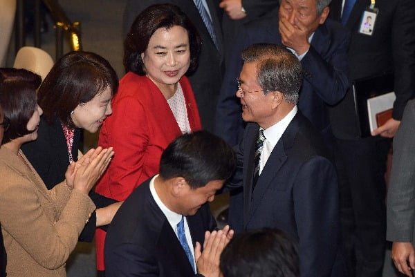 '조국 사퇴 승부수 통했나' 문재인 대통령 지지율 바닥 찍고 반등