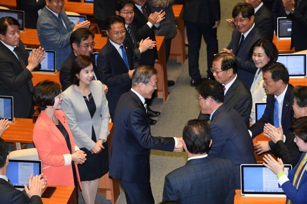 민주당 의원들과 인사하는 문 대통령 (사진=연합뉴스)