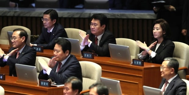 X자 그려보이는 자유한국당 (사진=연합뉴스)