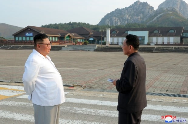 김정은 북한 국무위원장이 금강산 관광지구를 현지 지도하고 금강산에 설치된 남측 시설 철거를 지시했다고 조선중앙통신이 23일 보도했다. 사진=연합뉴스