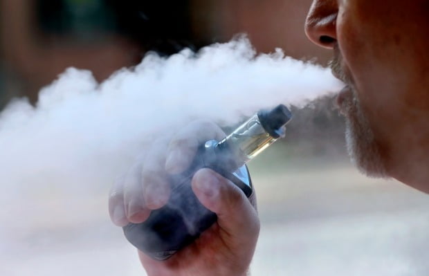 23일 정부가 액상형 전자담배 사용을 중단할 것을 권고했다. (사진=AP)