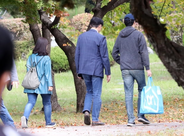 조국 전 법무부 장관이 24일 부인 정경심 교수의 접견을 위해 아들, 한 여성과 의왕시 서울 구치소로 접견실로 향하고 있다.  (사진=연합뉴스)