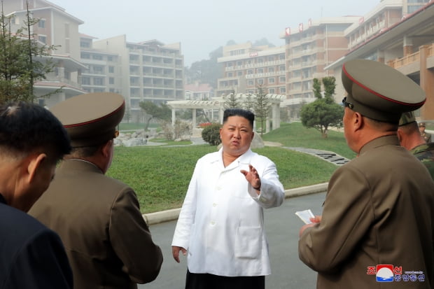 김정은 위원장, 평안남도 양덕군 온천지구 시찰/사진=조선중앙통신·연합뉴스