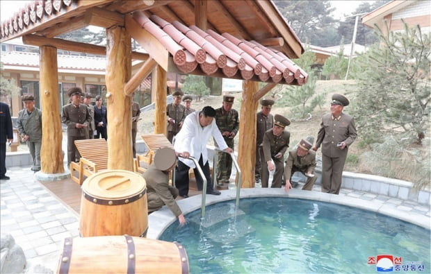 김정은 위원장, 평안남도 양덕군 온천지구 시찰/사진=조선중앙통신·연합뉴스