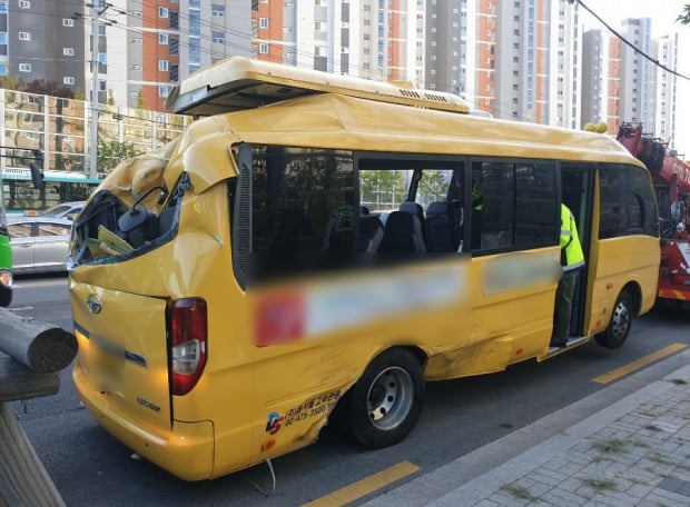 고교 통학버스·승용차 충돌/사진=연합뉴스