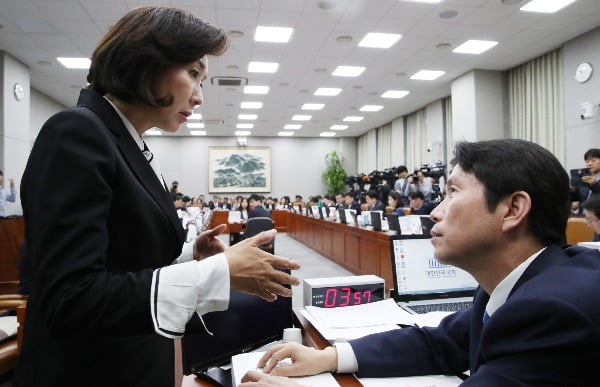 더불어민주당 이인영 원내대표(오른쪽)와 자유한국당 나경원 원내대표가 25일 국회에서 열린 운영위 국감에서 이야기하고 있다. 사진=연합뉴스