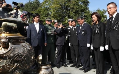 박정희 前대통령 40주기 추도식 현충원서 열려…황교안·나경원 참석