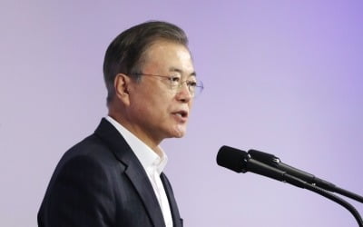 문 대통령 "AI는 인류의 동반자…IT 강국 넘어 AI 강국으로"