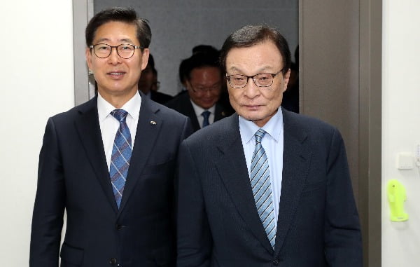 이해찬 대표(오른쪽)와 양승조 충청남도 도지사가 29일 오후 국회 의원회관에서 열린 더불어민주당-충청남도 예산정책협의회에서 참석하고 있다. 사진=연합뉴스