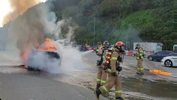 29일 오전 주행중 화재가 발생한 BMW 530d 차량은 1차 리콜을 받은 상태였던 것으로 알려졌다. 사진=연합뉴스