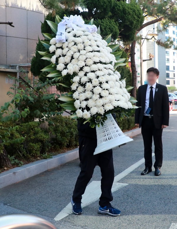 30일 오전 문재인 대통령 모친인 강한옥 여사 빈소가 마련된 부산 남천성당에 국무위원 일동 명의로 된 근조화환이 장례식장으로 들어가지 못하고 반송되고 있다.  사진=연합뉴스