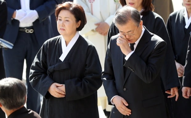 문재인 대통령이 31일 오전 부산 남천성당에서 모친 고 강한옥 여사의 운구행렬 중 눈물을 닦고 있다. 왼쪽은 김정숙 여사./사진=연합뉴스