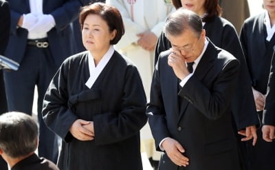 김정은, 문 대통령에게 조의문 보내…"깊은 추모와 애도"