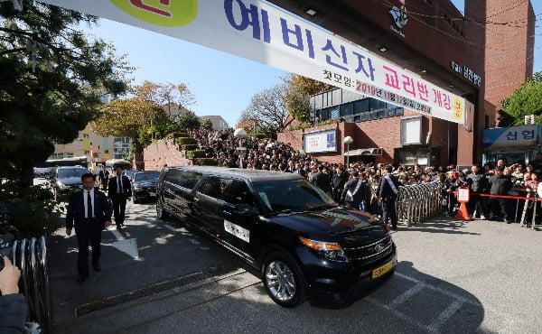 문재인 대통령의 모친 강한옥 여사의 발인이 엄수된 31일 빈소가 마련된 부산 수영구 남천성당에서 운구차가 빈소를 나서고 있다. 사진=연합뉴스