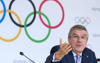 바흐 IOC 위원장 "2032년 올림픽 개최지 내년에 결정 안 한다"