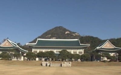 '조국 찬반 대결' 심화…말 아끼며 고심 깊어지는 靑