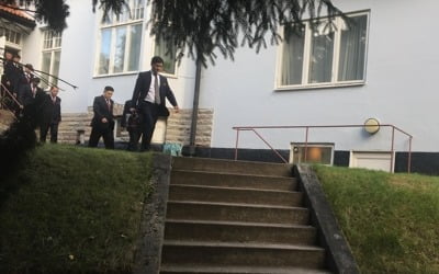 北김명길, 스웨덴 북한대사관 출발…"두고봅시다"