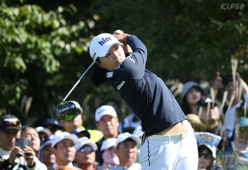 '세계 1위' 고진영, 하이트진로 챔피언십 우승…'랭킹 2위' 박성현은 30위권