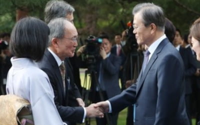 주한 대사들 초청한 文대통령…日대사와 악수하며 '미소'