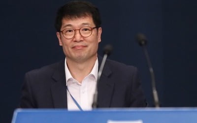 靑 "주 52시간 보완책으로 '계도기간 도입' 방안 등 논의"