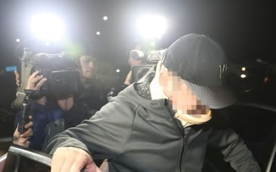 조국 동생 휠체어 타고 검찰 출석…조만간 영장 재청구