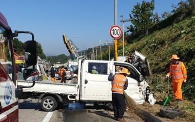 중부내륙고속도서 21t 탑차 덮쳐…풀베기 작업 3명 사망