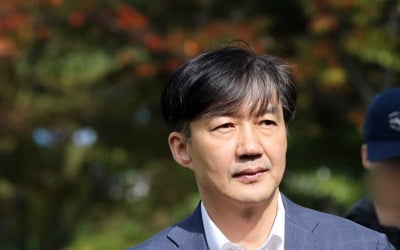 소환 앞둔 조국, 부인 두차례 면회…檢 '가족 접견' 허용 입장