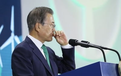 '새마을대회' 첫 참석 文대통령…"기적의 성과"-"전환" 동시언급