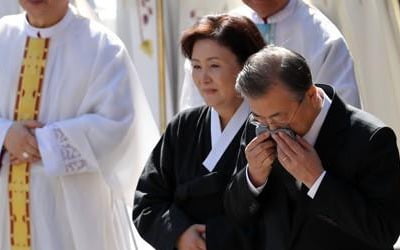 文대통령 "위로·격려 해주신 국민께 깊이 감사"…안장식서 언급