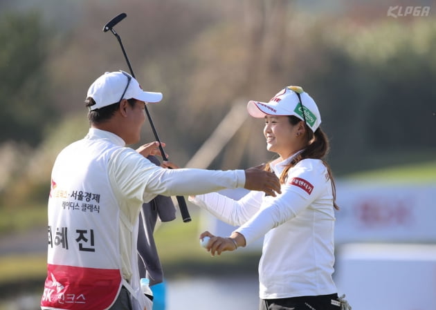 [포토] 우승 확정후 캐디와 포옹하는 최혜진