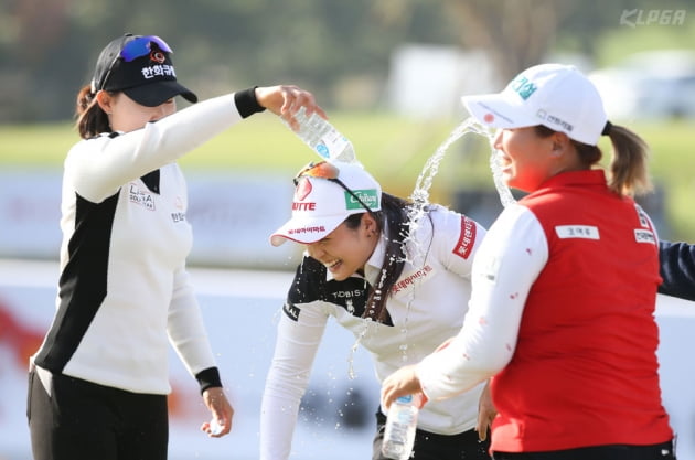 [포토] 우승 축하 물세례 받는 최혜진